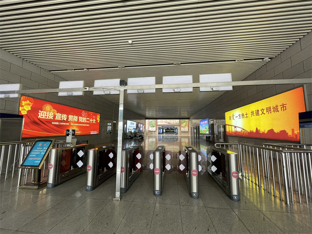 洛陽高鐵站廣告